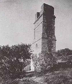 Photographie en noir et blanc d'une tour en pierre.