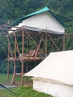 Tente montée sur un pilotis à deux étages, en Belgique.