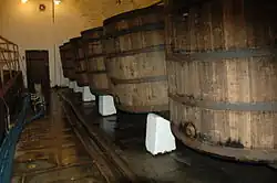 six cuves de chêne, gardées comme témoins de fermentation de la bière Pilsen Urquell