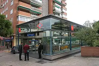 Édicule d'accès à la station.