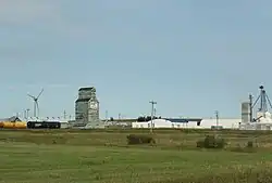 photo couleur du hameau prise depuis l'autoroute, envoie notamment un bâtiment agricole