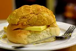 Une brioche-ananas avec du beurre.