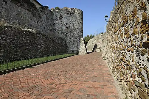 Muraille autour de la citadelle.