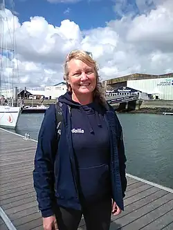 Debout sur un ponton.