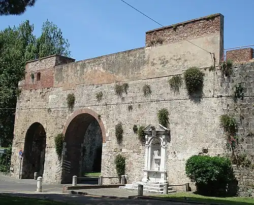 Porta Santa Marta et Fontana Medicea, du côté de la  Piazza delle Gondole.