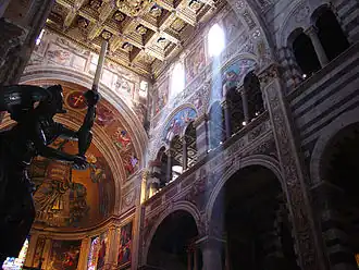 Le matroneum de la cathédrale de Pise.