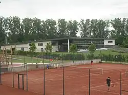 Photographie de la piscine des Remparts et de courts de tennis