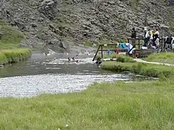 Piscine d'eau chaude naturelle à côté du camp.
