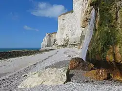 Des exsurgences karstiques en cascade peuvent être observées au niveau de la courte valleuse de la Valaine.