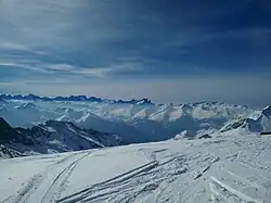 Vue des massifs d'Orelle depuis la piste « Coraïa » sous la pointe du Bouchet.