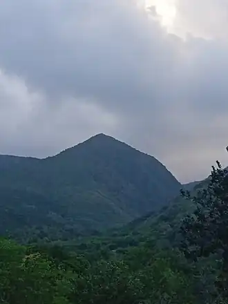 Vue du piton Baille-Argent par le hameau de Baille-Argent.
