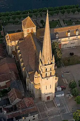 L'église de Saint-Savin-sur-Gartempe en vue aérienne oblique ouest.