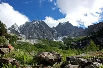 Vue du pizzo Cengalo (à gauche) et du pizzo Badile (à droite) depuis le val Bregaglia au nord en Suisse.