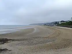 Photographie d'une plage.