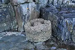 Photo d'un nussknacker sur des rochers