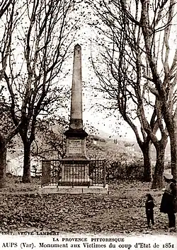Place Martin Bidouré à Aups.