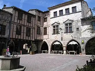 La place de Castelnau-de-Montmiral, et ses maisons protégées