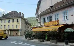 La place Charles-Albert au déboiché du pont des Adoubes