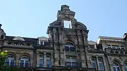 photo du haut d'un bâtiment ancien où la façade est sur plusieurs plans avec de nombreuses fenêtres