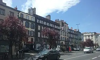 Place Saint-Genès (place Hippolyte Renoux), vue depuis le nord-est.