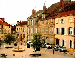 Place Lamartine et ses hôtels particuliers du XVIIIe&nbsp;siècle (familles Villedey de Faule, Arthuys de Charnisay, Cinquin-Lassarat des Murgers, de Guillermin).