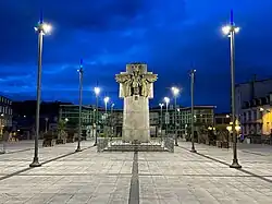 Place Peyramale de nuit et son monument aux morts.