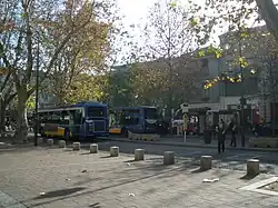 Station de bus de la place Pie, les Halles en arrière-plan