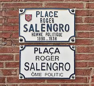 Plaques de rue en français et en occitan.