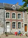 Maison (façade principale, versant avant de toiture, perron et mur d’échiffre), place Saint-Georges, n°72
