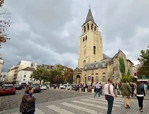 La place Saint-Germain-des-Prés vue du boulevard Saint-Germain.