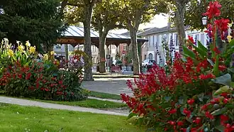 La place de l'église et sa halle de type "Eiffel".