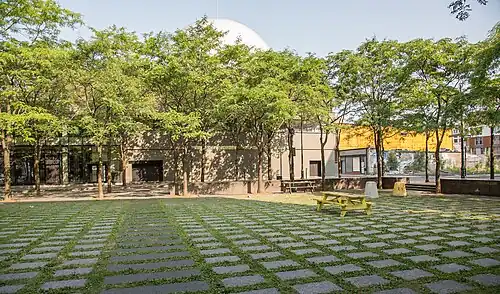 Description de l'image Place de la Paix Montreal Quebec 6D2B6485.jpg.