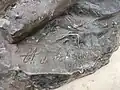 Signature du sculpteur sur la base d'une statue