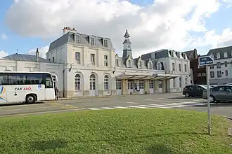 La place devant la gare.