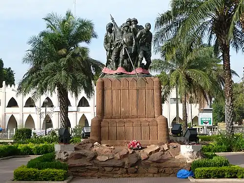 Monument aux héros de l'armée noire, place de la Liberté.