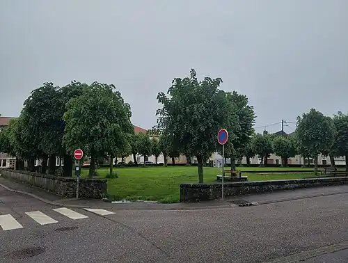 Le joyau du village : la place de la Liberté