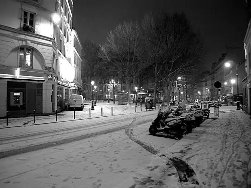 Vue d'ensemble nocturne depuis la rue des Abbesses.