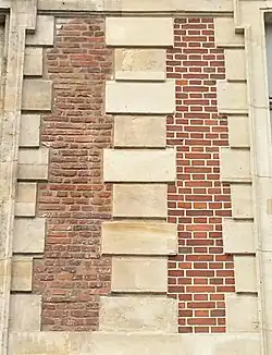 Vraie brique et fausse brique se côtoient.