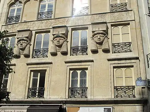 Façade de la Maison de style néo-égyptien au no&nbsp;2 place du Caire.