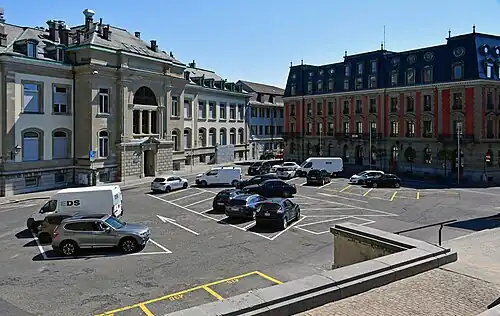 La place du Château vue du nord-ouest, depuis l'esplanade.