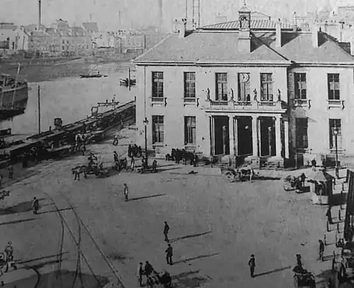 Le palais de la Bourse donnant sur la place, bordée par le bras de la Bourse, qui disparaîtra avec les comblements de la Loire réalisés de 1926 à 1946.