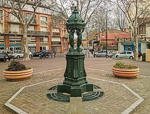 La fontaine Wallace de la place du Ravelin.