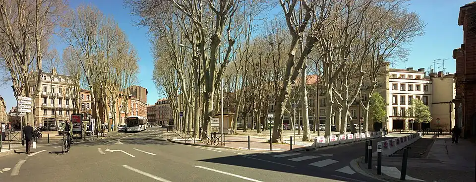 Vue de la place depuis la place du Parlement..