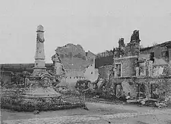 Monument à la guerre de 1870 et destructions de la Première Guerre mondiale.