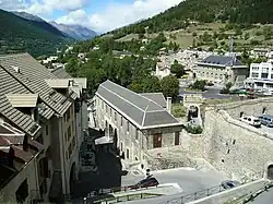 La porte de Pignerol et l'ancien colombier militaire vus depuis la citadelle de Briançon