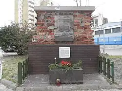 Plaque de Tchorek commémorant 17 Polonais abattus le 3 août 1944 à l'angle des rues Tarczyńska et Daleka