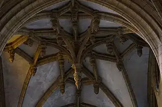 Le plafond décoré.