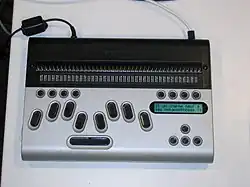 Plage braille comportant une ligne de 40 caractères brailles et plusieurs touches spéciales.