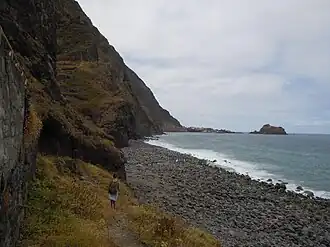 La plage de Ribeira da Janela est une plage de galets et n'est pas propice à la baignade.