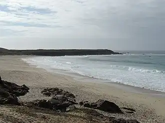 La plage de Trez Goarem côté Est et la pointe de Pen an Enez.